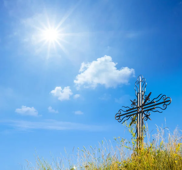 Croce Cristiana Tra Praterie Sotto Sole Scintillante Sfondo Religioso — Foto Stock