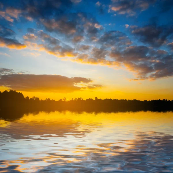 夕阳西下的平静的湖面 美丽的自然夏夜背景 — 图库照片