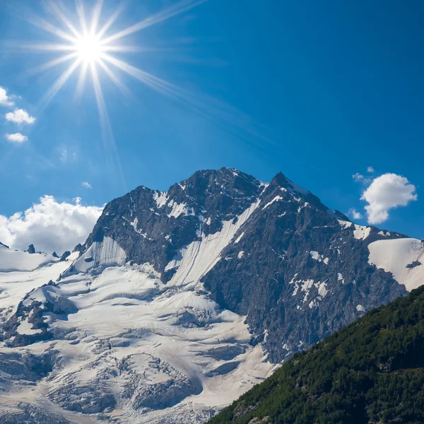 Bir karda dağ tepe — Stok fotoğraf