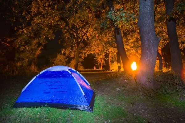 Camp touristique de nuit — Photo