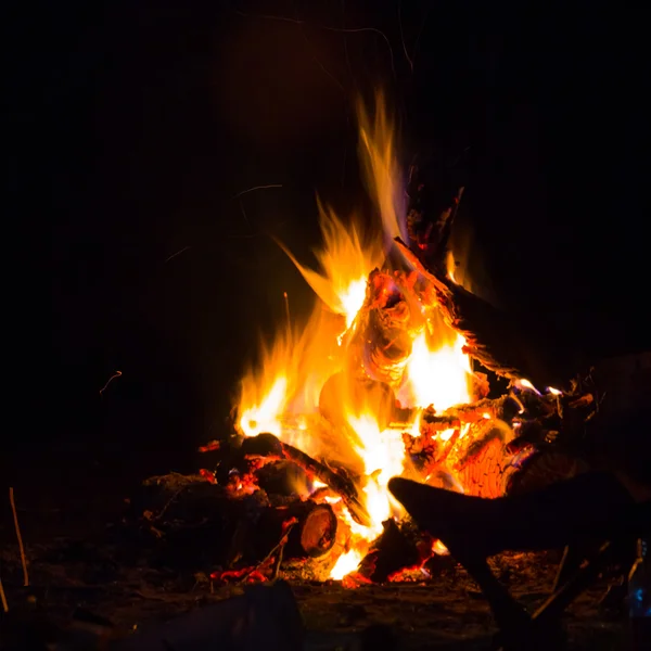 Foc într-o noapte — Fotografie, imagine de stoc