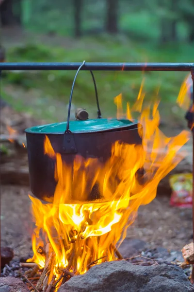 Toeristische ketel in een brand — Stockfoto