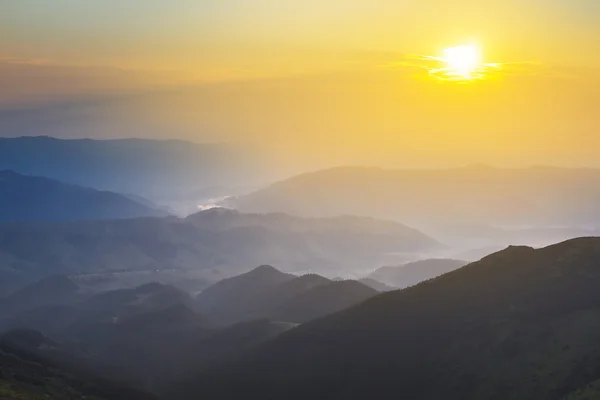Horské údolí v sunrise — Stock fotografie