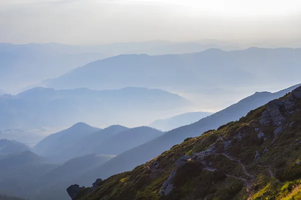 Valle di montagna in una nebbia blu — Foto Stock