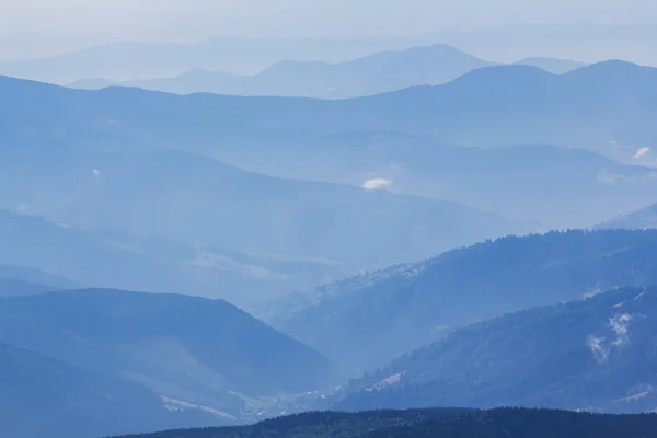 Montagna in una nebbia blu — Foto Stock