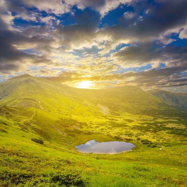 Sunset over a mountain valley — Stock Photo, Image