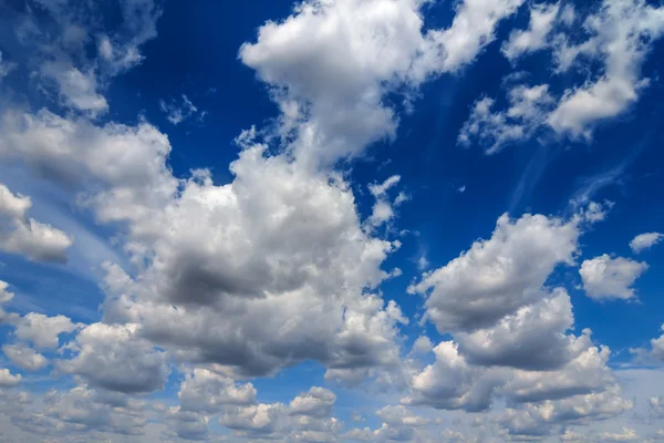 Cielo azul con nubes — Foto de Stock