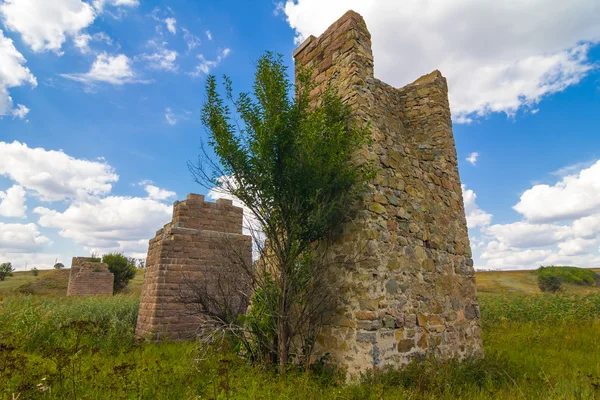 Oude ruïne onder een velden — Stockfoto