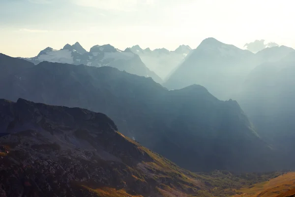 Misty valle de montaña — Foto de Stock