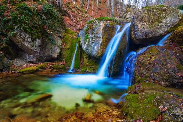 Cachoeira bonita em um desfiladeiro de montanha — Fotografia de Stock