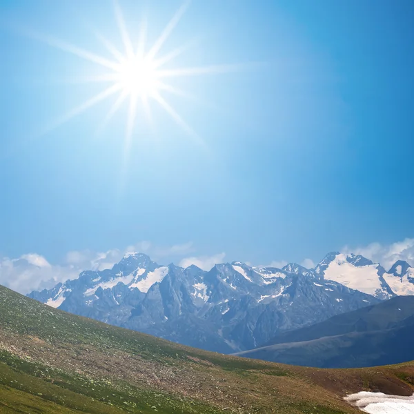 Горный перевал под сияющим солнцем — стоковое фото