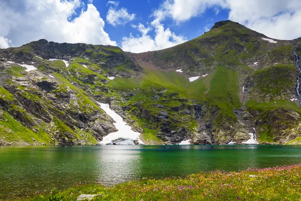 Горное озеро — стоковое фото