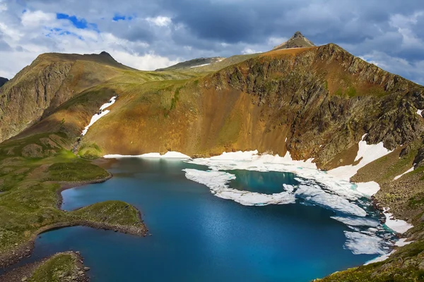 Emerald berg lake scène — Stockfoto