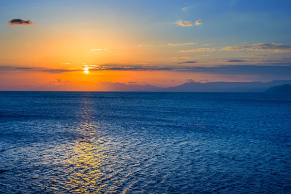 Dramatische zonsondergang over een zee — Stockfoto