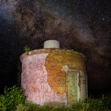 Kırmızı tuğla kule bir gece gökyüzü sahne üzerinde