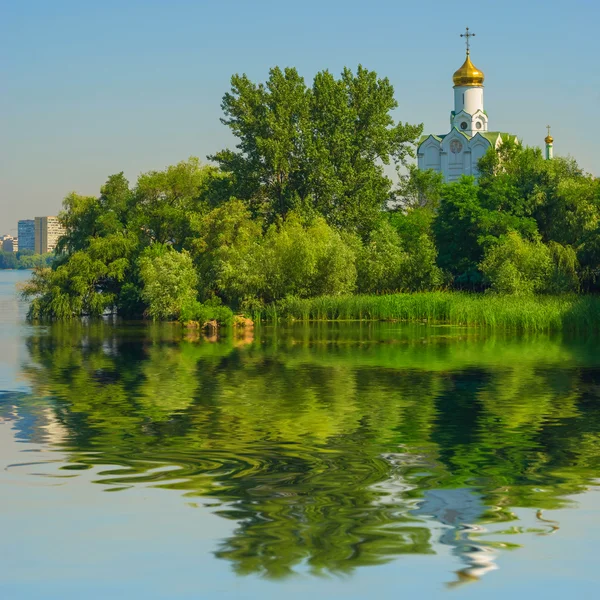 Христианская церковь у озера — стоковое фото