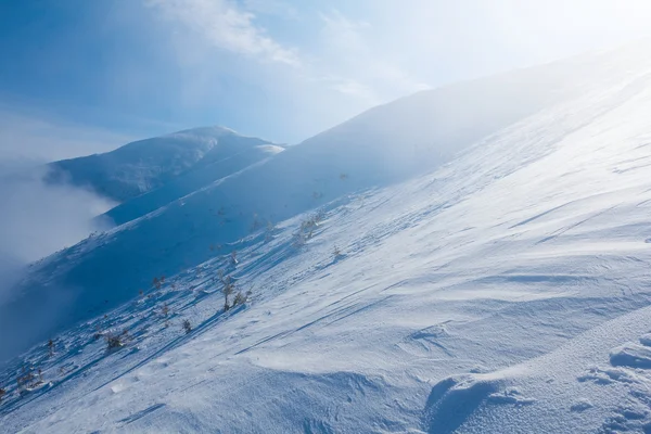 Ladeira montanhosa com neve — Fotografia de Stock