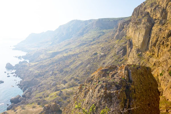 Côte de montagne près d'une mer — Photo