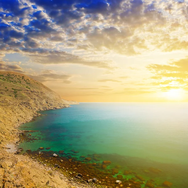 Baía do mar de esmeralda ao pôr do sol — Fotografia de Stock