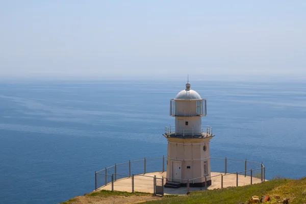 Faro en una costa del mar — Foto de Stock