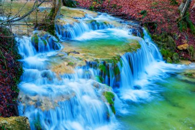 Closeup acele dağ nehir