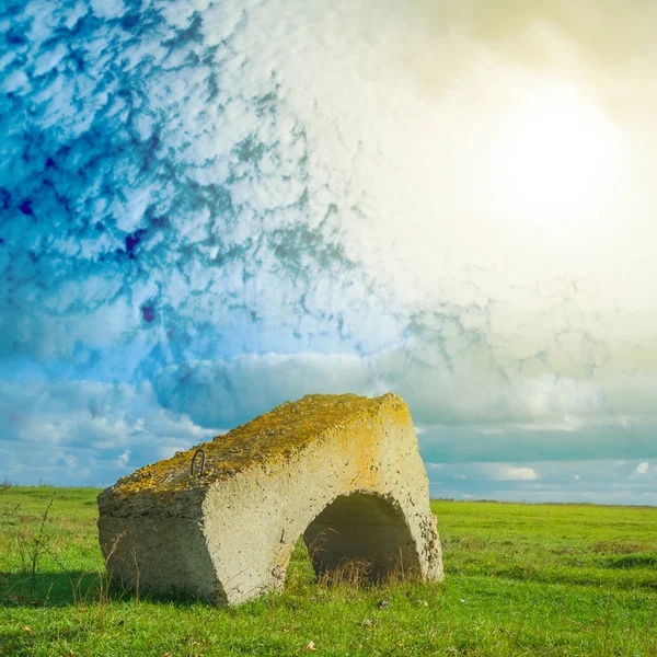 La vieja estructura entre los campos — Foto de Stock