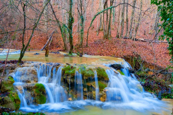 Tekoucí řeka v kaňonu hora — Stock fotografie