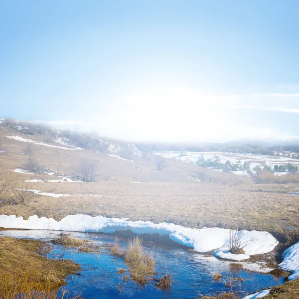 Jarní hills v paprscích slunce — Stock fotografie