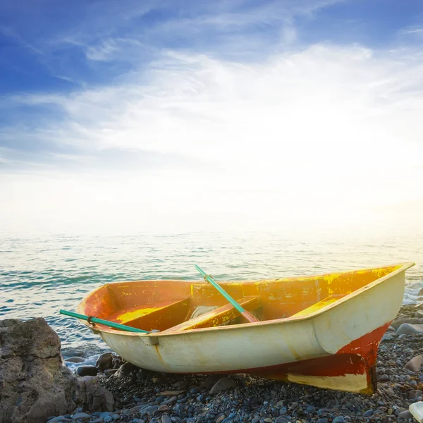 Small boat on a sea coast — Stock Photo, Image