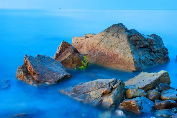 Stenen in de buurt van een Zeekust — Stockfoto