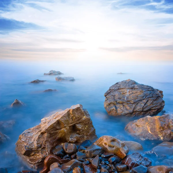 Salida del sol sobre una costa marina — Foto de Stock