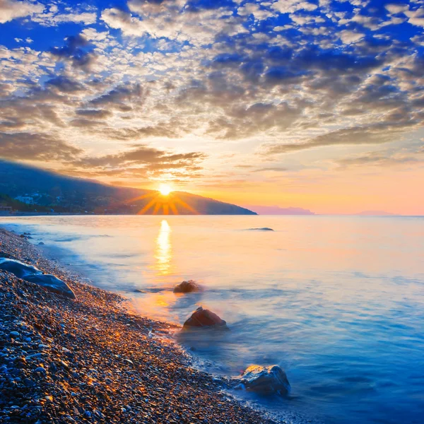 Costa de mar tranquila por la mañana — Foto de Stock