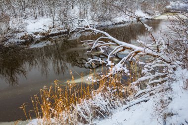 Nehirde bir kar sahne