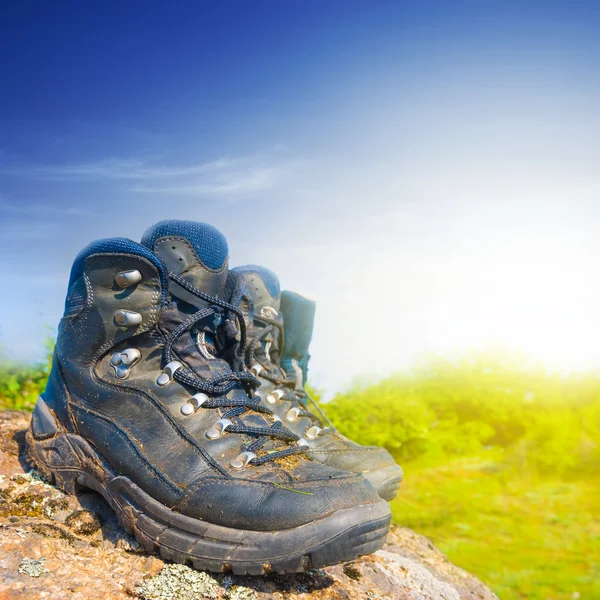 Botas turísticas em uma pedra — Fotografia de Stock