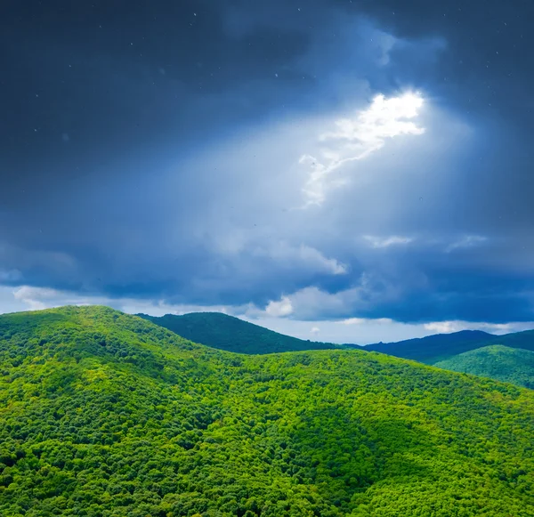 Green mountains under a rain — Stock Photo, Image