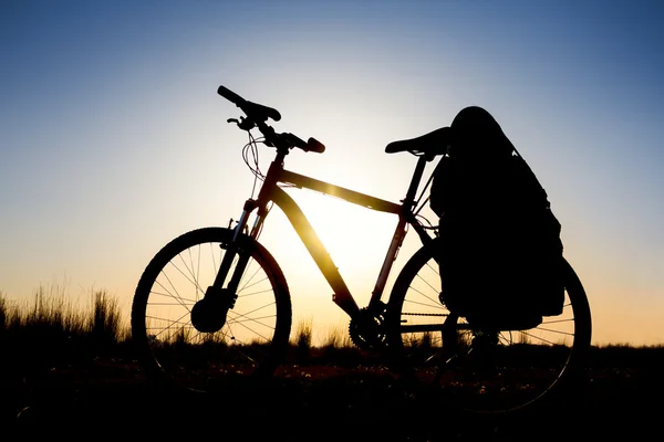 在太阳的光线自行车剪影 — 图库照片