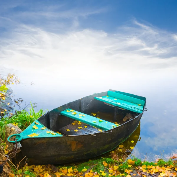 Kleines Boot in Küstennähe — Stockfoto