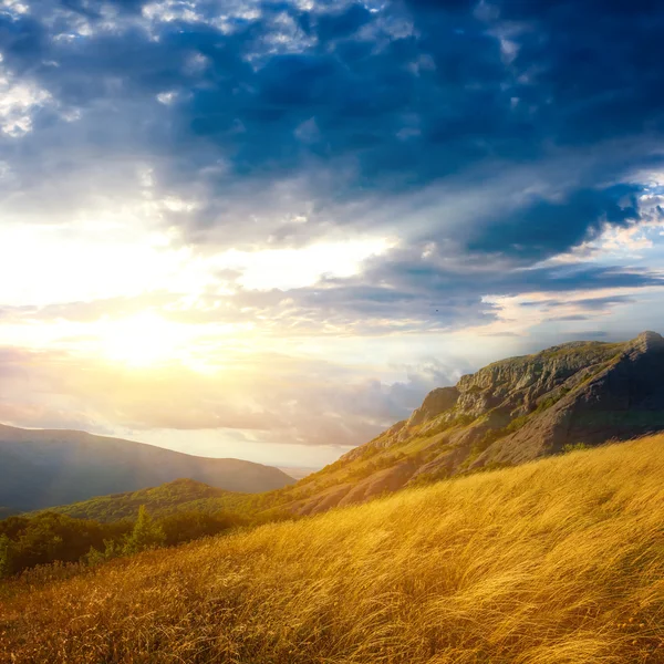 Захід сонця над гірською долиною — стокове фото