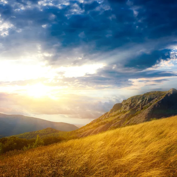 Tramonto su una valle di montagna — Foto Stock