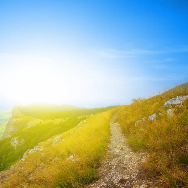 Percorso attraverso un pendio del monte — Foto Stock