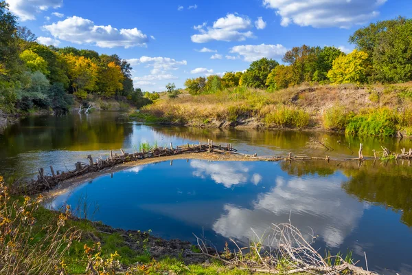 Scène tranquille de rivière rurale — Photo