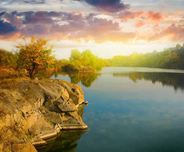 Lac calme au coucher du soleil — Photo