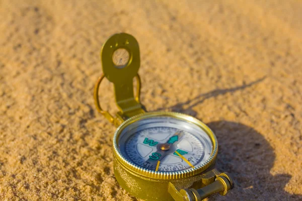 Туристический компас на песчаном фоне — стоковое фото