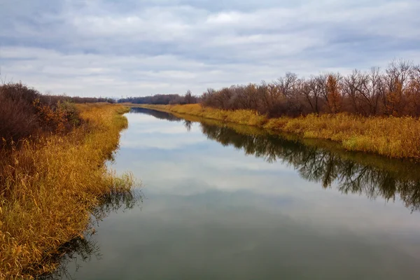 Tranquillo fiume autunno — Foto Stock