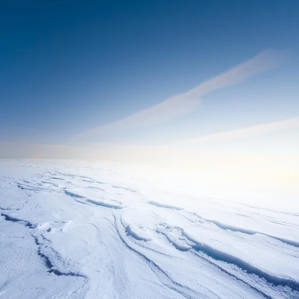 Inverno snowbound colina no início da manhã — Fotografia de Stock