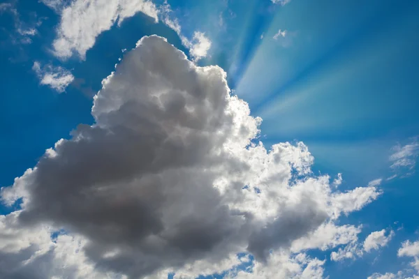 Солнце пробивается сквозь облака — стоковое фото