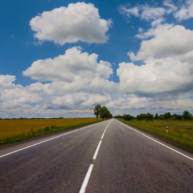 Yaz asfalt yol sahne