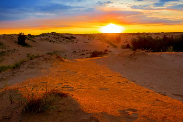 Pôr do sol sobre um deserto — Fotografia de Stock