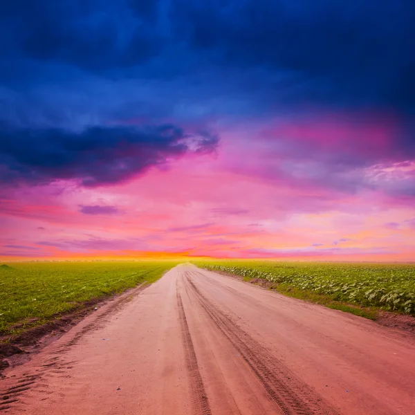 Strada verso un tramonto drammatico — Foto Stock