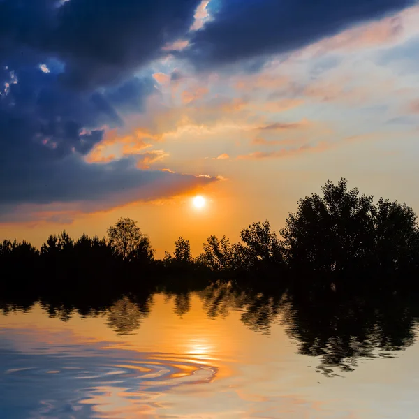 Pôr do sol dramático sobre um lago — Fotografia de Stock